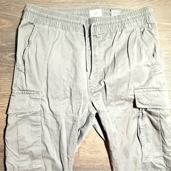 H&M Gray Cargo Pants with Relaxed Fit - Picture 2 of 7